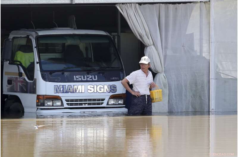 Mass Evacuations Triggered by Australia s Worst Floods in a Decade