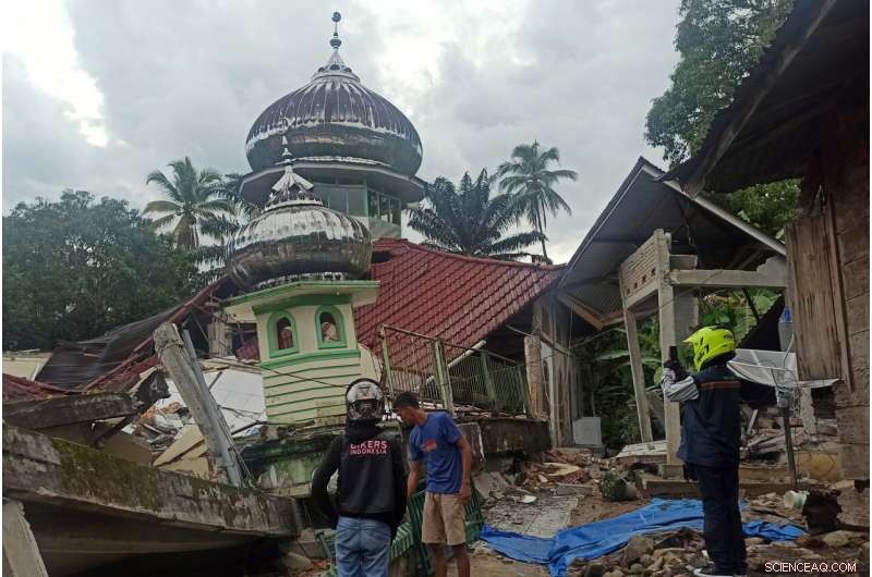 Magnitude 6.2 Earthquake Strikes Sumatra, 7 Fatalities Reported