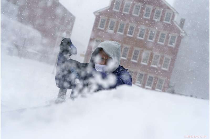 Massive Nor easter Hits East Coast: Heavy Snow, Winds, Flooding