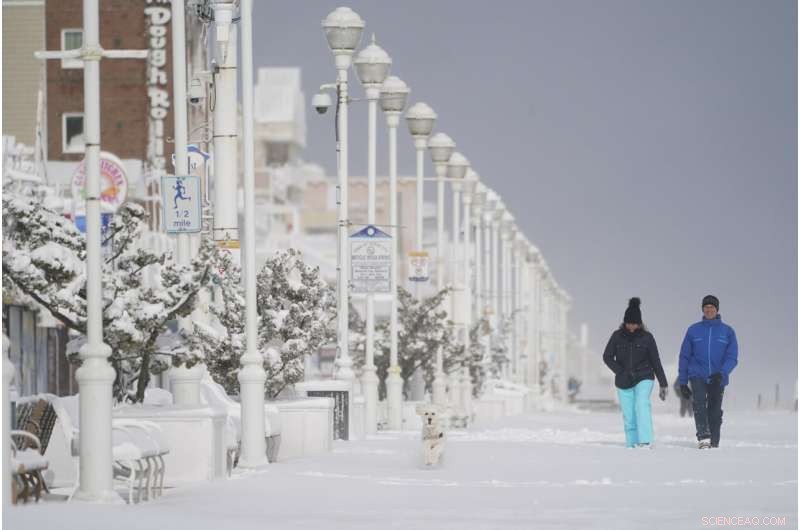 Massive Nor easter Hits East Coast: Heavy Snow, Winds, Flooding