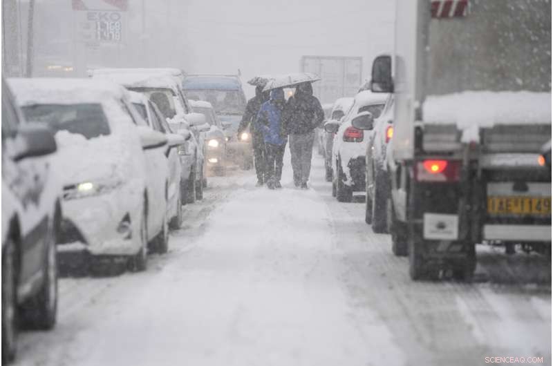 Heavy Snowstorms Strike Athens and Greek Islands Amid Severe Weather