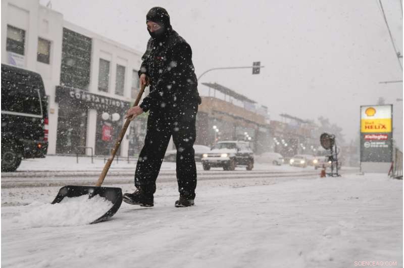 Heavy Snowstorms Strike Athens and Greek Islands Amid Severe Weather