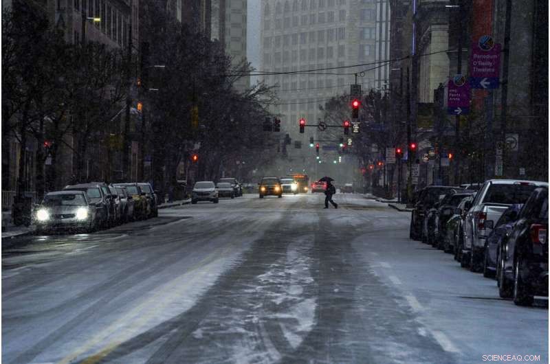 Intense Winter Storm Brings Heavy Snow, Thunderstorms to Northeast US