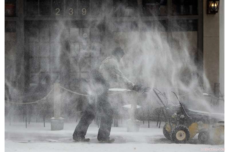 Intense Winter Storm Brings Heavy Snow, Thunderstorms to Northeast US