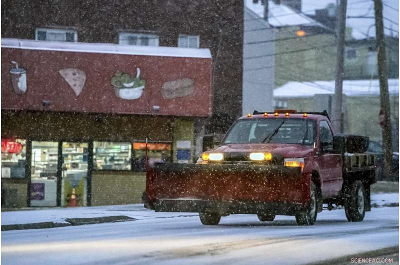 Intense Winter Storm Brings Heavy Snow, Thunderstorms to Northeast US