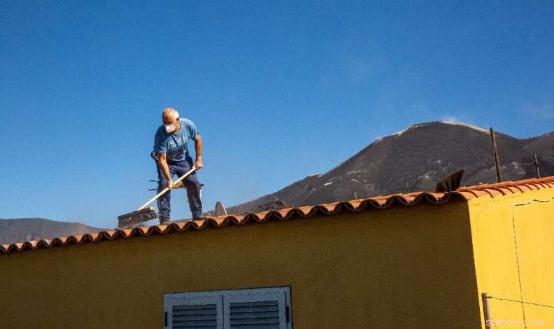 La Palma Residents Rebuild Homes Amid Ash After Cumbre Vieja Eruption