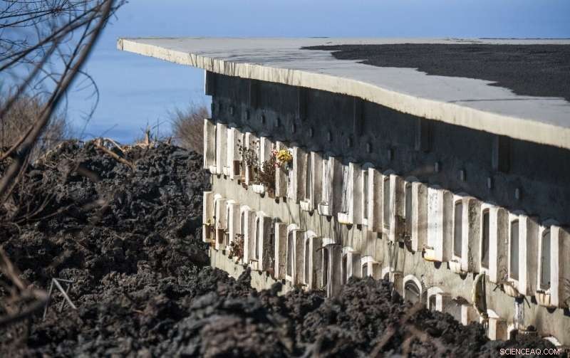 La Palma Residents Rebuild Homes Amid Ash After Cumbre Vieja Eruption
