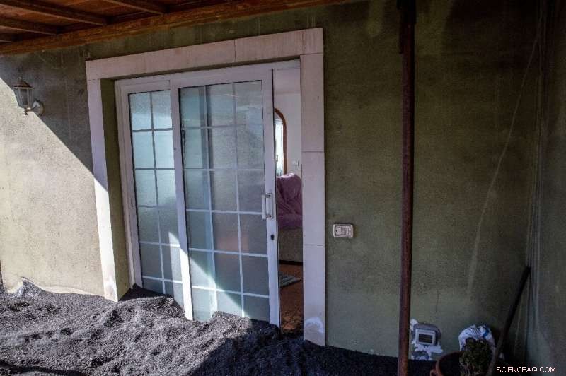 La Palma Residents Rebuild Homes Amid Ash After Cumbre Vieja Eruption