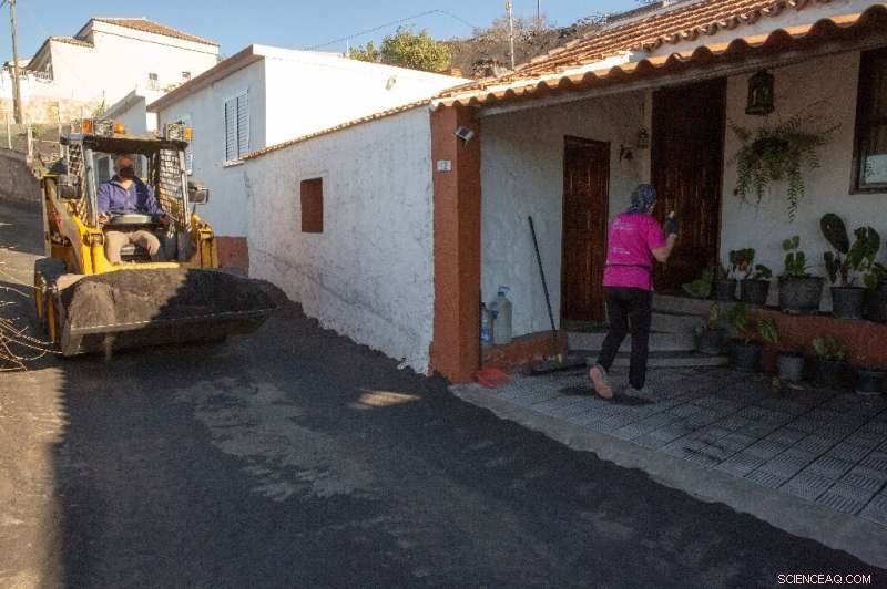 La Palma Residents Rebuild Homes Amid Ash After Cumbre Vieja Eruption