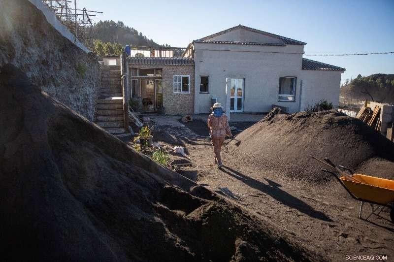 La Palma Residents Rebuild Homes Amid Ash After Cumbre Vieja Eruption