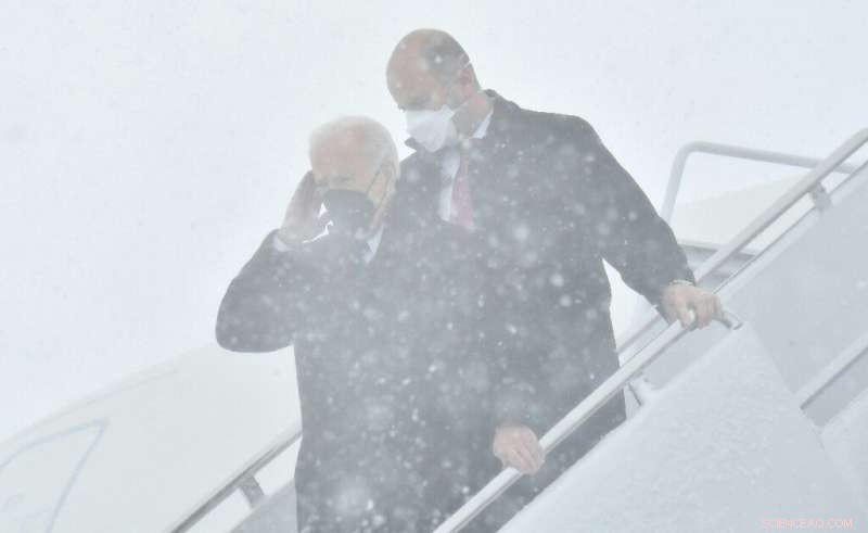 Heavy Snowstorm Hits U.S. East Coast, Amplifying Holiday Travel Disruptions