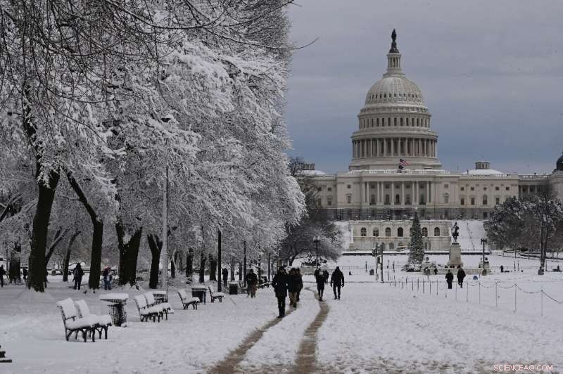 Heavy Snowstorm Hits U.S. East Coast, Amplifying Holiday Travel Disruptions