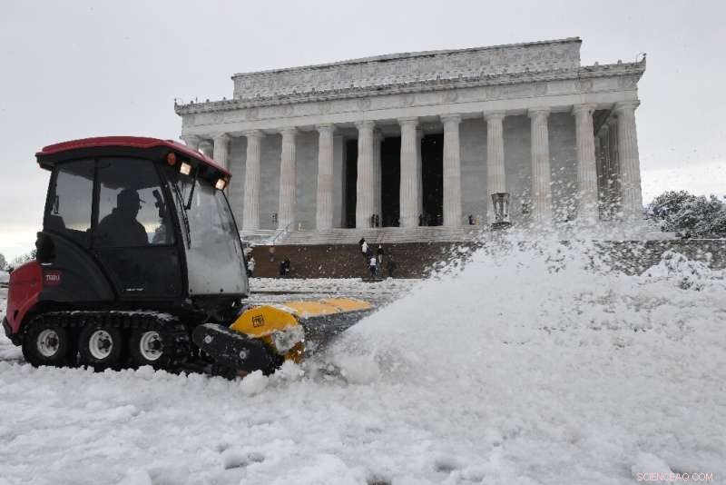 Heavy Snowstorm Hits U.S. East Coast, Amplifying Holiday Travel Disruptions