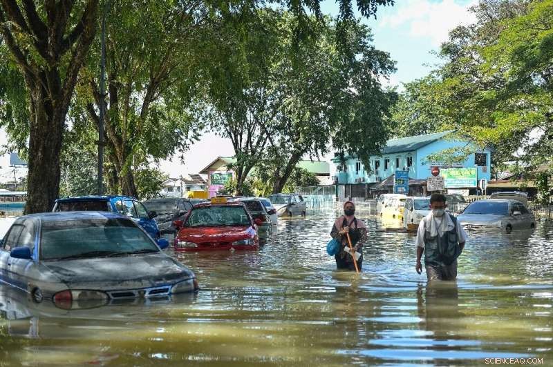 27 Lives Lost in Malaysia’s Record‑Breaking Floods