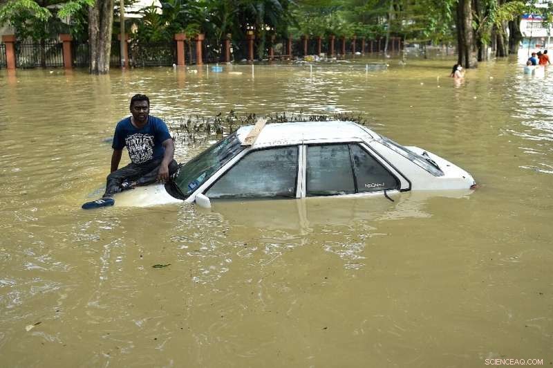 Malaysian Floods: 14 Fatalities, 70,000 Displaced – Military Aid in Action