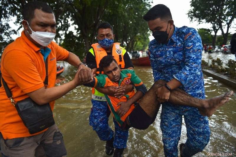 Malaysian Floods: 14 Fatalities, 70,000 Displaced – Military Aid in Action