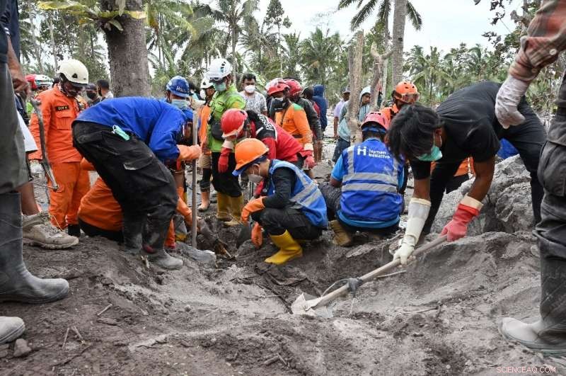 Mount Semeru Erupts Again, Hindering Rescue Efforts in Indonesia