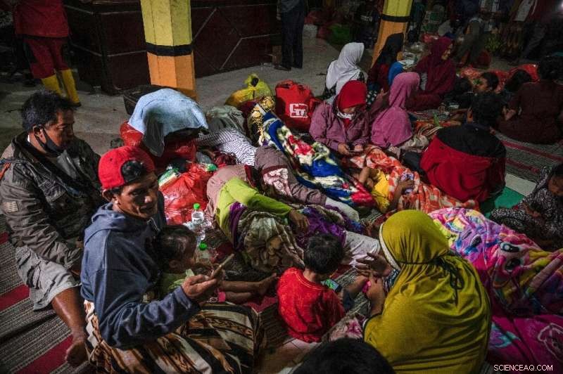 Mount Semeru Erupts Again, Hindering Rescue Efforts in Indonesia