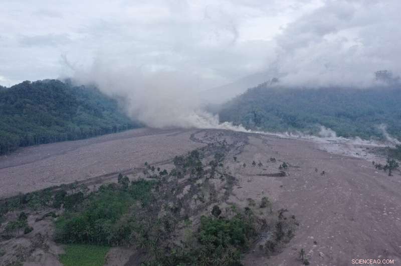 Mount Semeru Erupts Again, Hindering Rescue Efforts in Indonesia