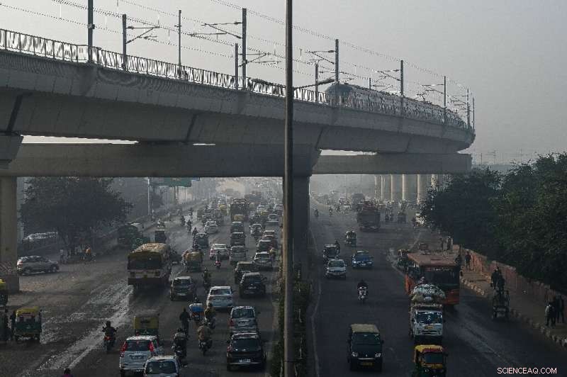Delhi’s Congested Roads Intensify India’s Toxic Smog Crisis