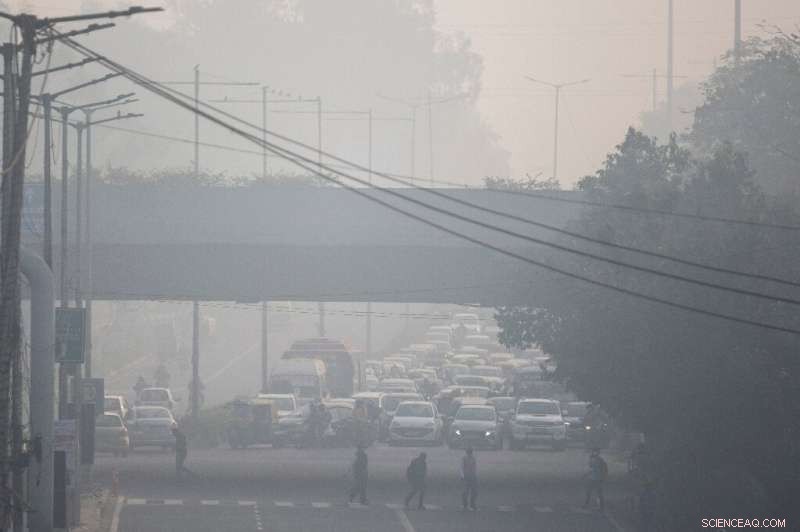 Delhi’s Congested Roads Intensify India’s Toxic Smog Crisis