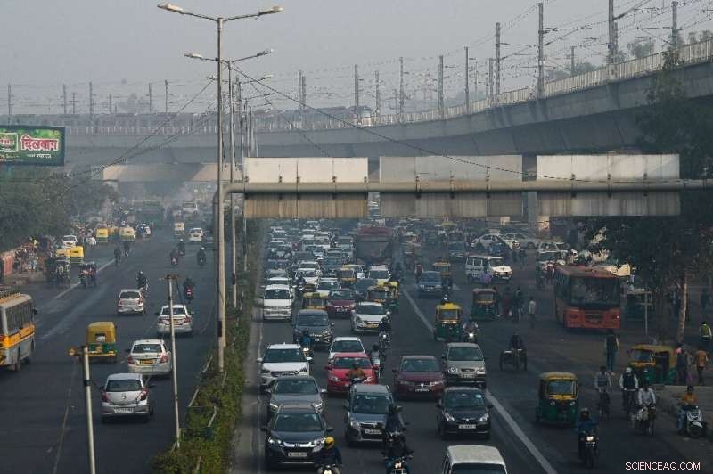 Delhi’s Congested Roads Intensify India’s Toxic Smog Crisis