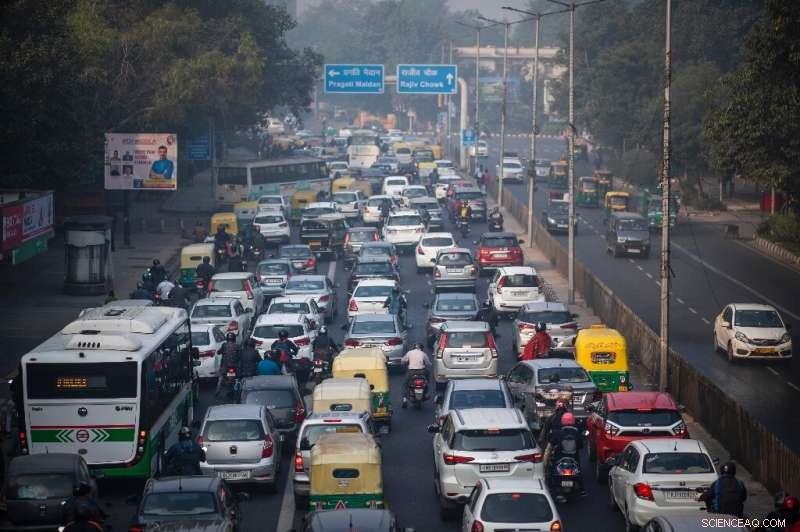 Delhi’s Congested Roads Intensify India’s Toxic Smog Crisis