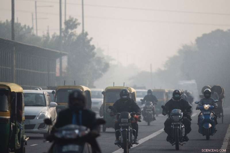 Delhi’s Congested Roads Intensify India’s Toxic Smog Crisis