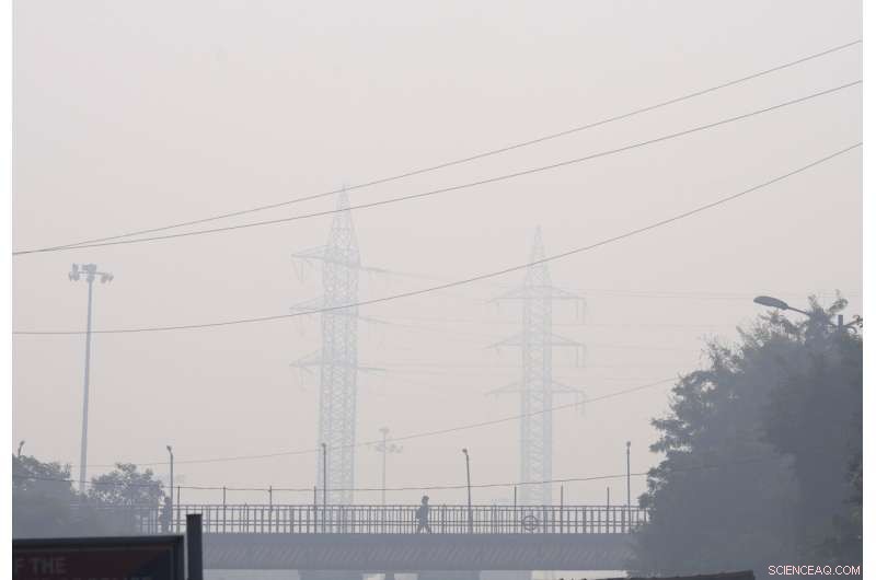 New Delhi Schools Shut Down Amid Severe Smog; Authorities Explore Lockdown Measures