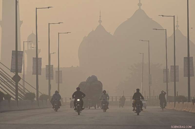 Lahore Suffers Record Smog Levels: Residents Demand Urgent Action