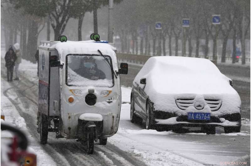 Early Snowstorm Blankets Beijing, Disrupting Travel and Roadways