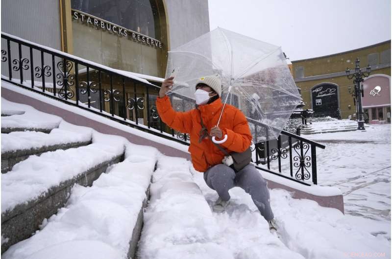 Early Snowstorm Blankets Beijing, Disrupting Travel and Roadways