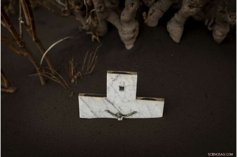 La Palma Volcano Continues to Erupt, Ash Blankets Island