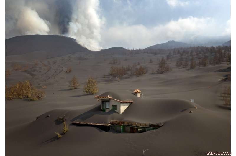 La Palma Volcano Continues to Erupt, Ash Blankets Island