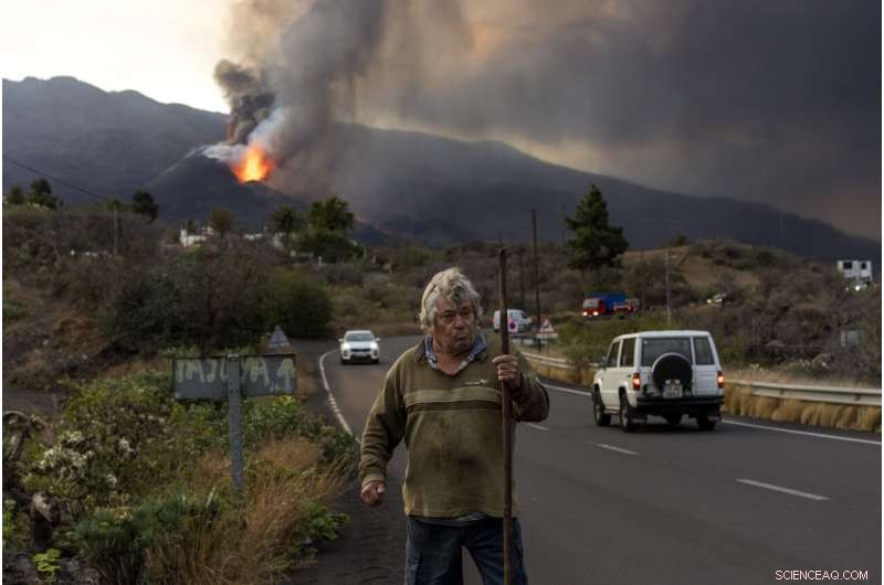 La Palma Prepares for Further Quakes as Volcano Continues to Erupt