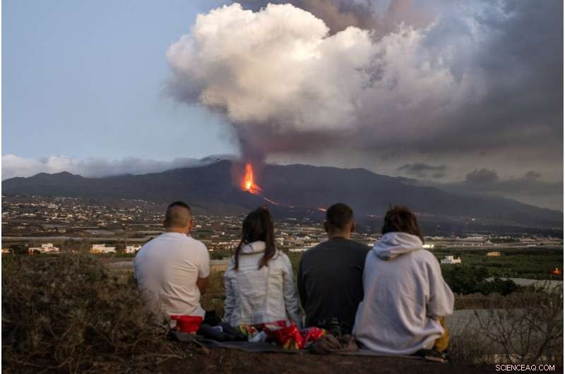 La Palma Prepares for Further Quakes as Volcano Continues to Erupt