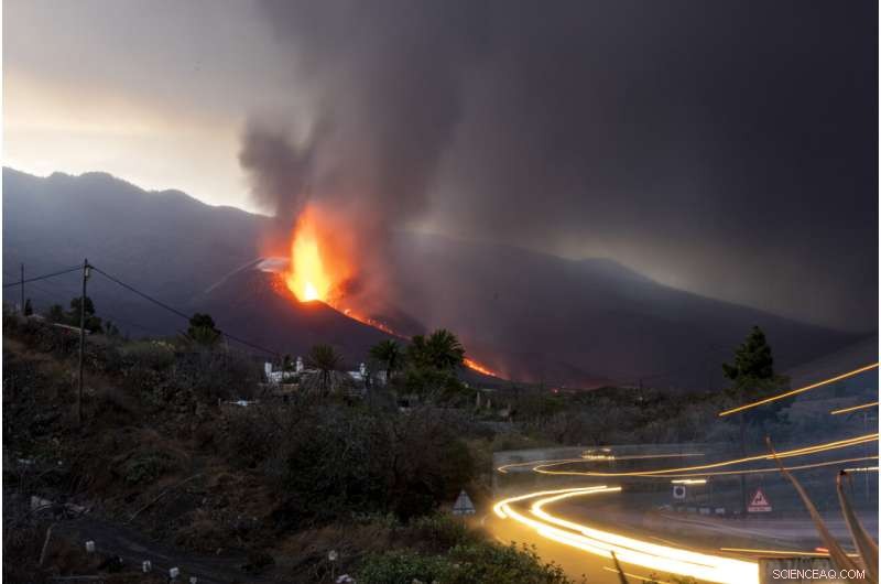 La Palma Prepares for Further Quakes as Volcano Continues to Erupt