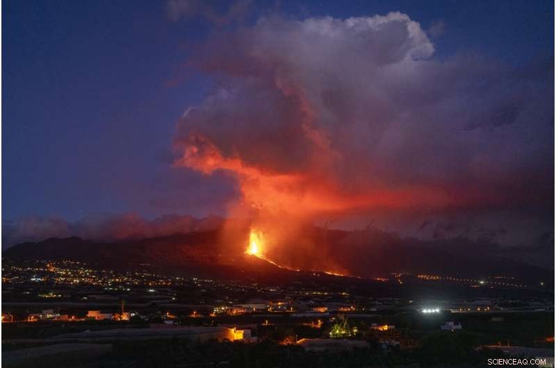 La Palma Prepares for Further Quakes as Volcano Continues to Erupt
