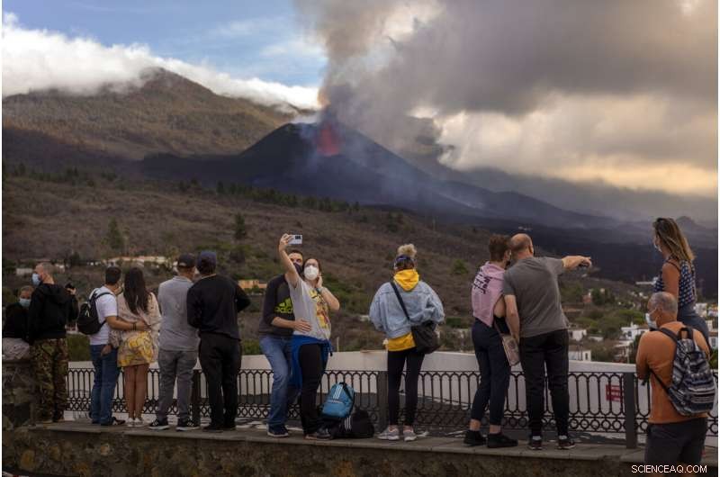 La Palma Prepares for Further Quakes as Volcano Continues to Erupt