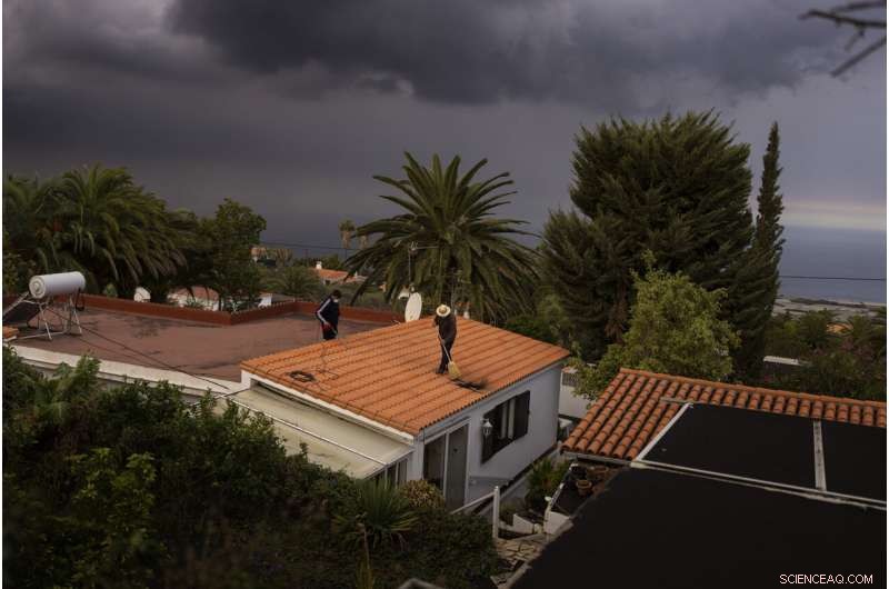 La Palma Prepares for Further Quakes as Volcano Continues to Erupt