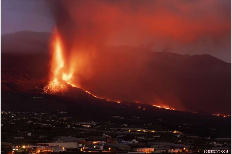 La Palma Prepares for Further Quakes as Volcano Continues to Erupt