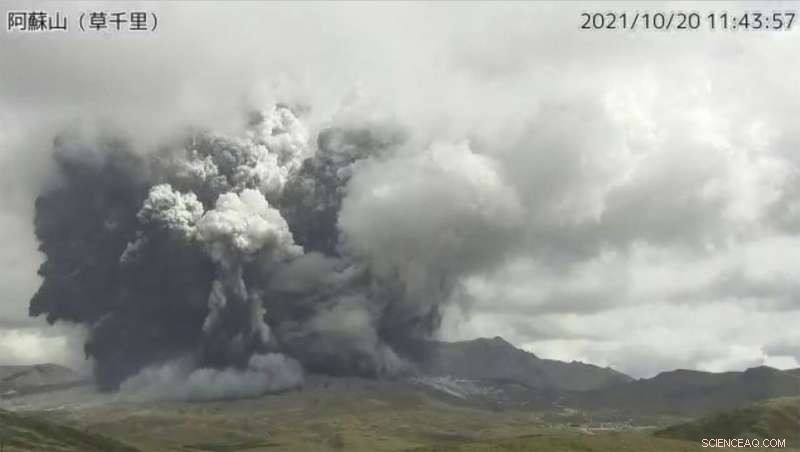 Southern Japan s Aso Volcano Erupts, Sending Massive Smoke Column into the Sky