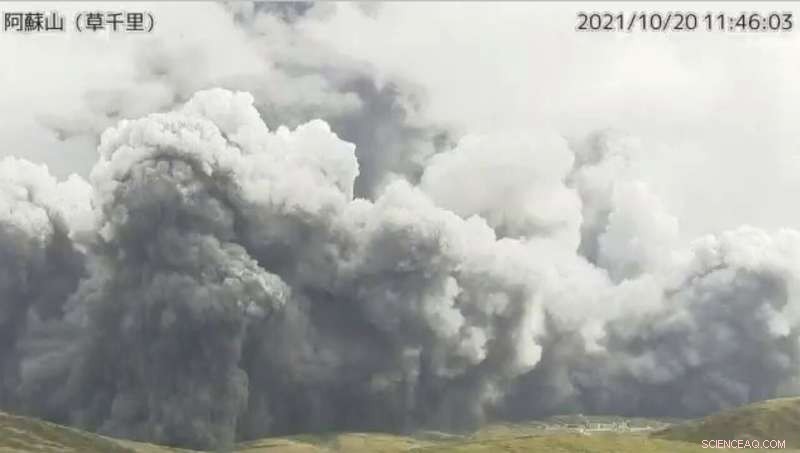 Southern Japan s Aso Volcano Erupts, Sending Massive Smoke Column into the Sky