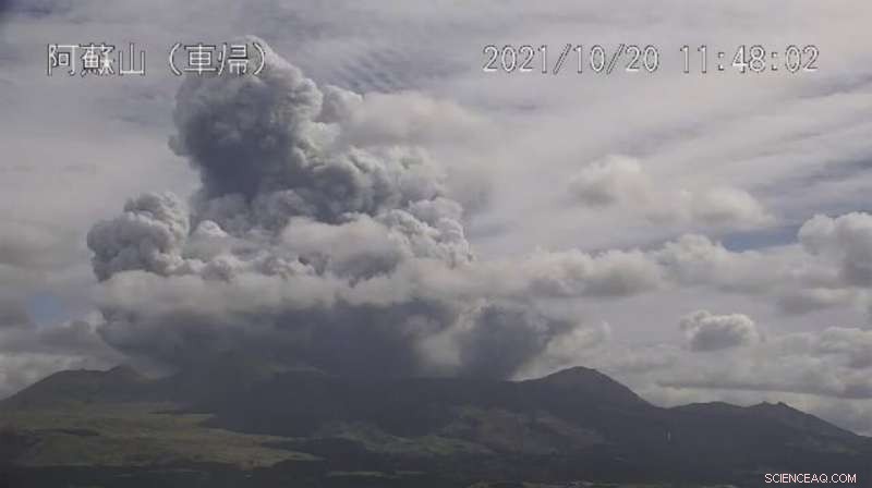 Southern Japan s Aso Volcano Erupts, Sending Massive Smoke Column into the Sky