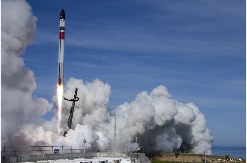 Helicopter Recovers Rocket During Launch at New Zealand s Mahia Peninsula