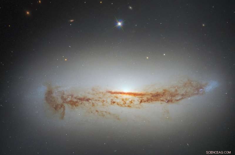 Hubble Image Reveals Active Black Hole in Spiral Galaxy NGC 7172
