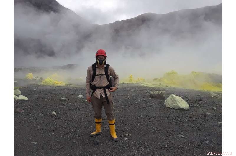 Poás Volcano Lake Reveals How Microbes Thrive in Mars‑Like Conditions