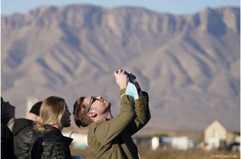Michael Strahan Soars to Space with Alan Shepard’s Daughter – A Historic Moment