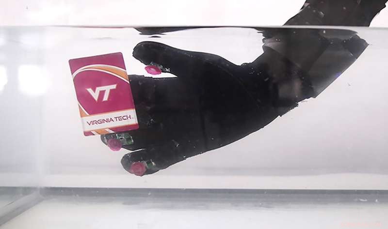 Octopus-Inspired Glove Gives Humans Precise Underwater Grasp