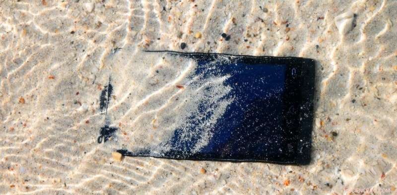 2022 and Still No Waterproof Phones: Why Smartphones Remain Only Water‑Resistant